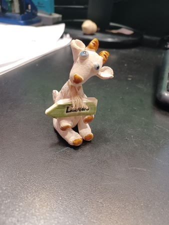 Figurka koziołek z drogowskazem 