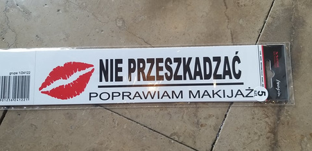 Naklejka na samochód  z napisem - NIE PRZESZKADZAĆ, POPRAWIAM MAKIJAŻ 