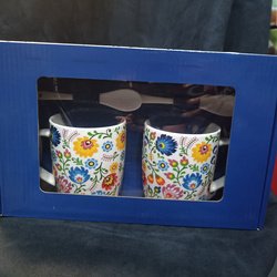 zestaw kubki, spodki i łyżeczki- kwiatki