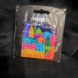 Magnes Pandragon kolorowe budynki nocą