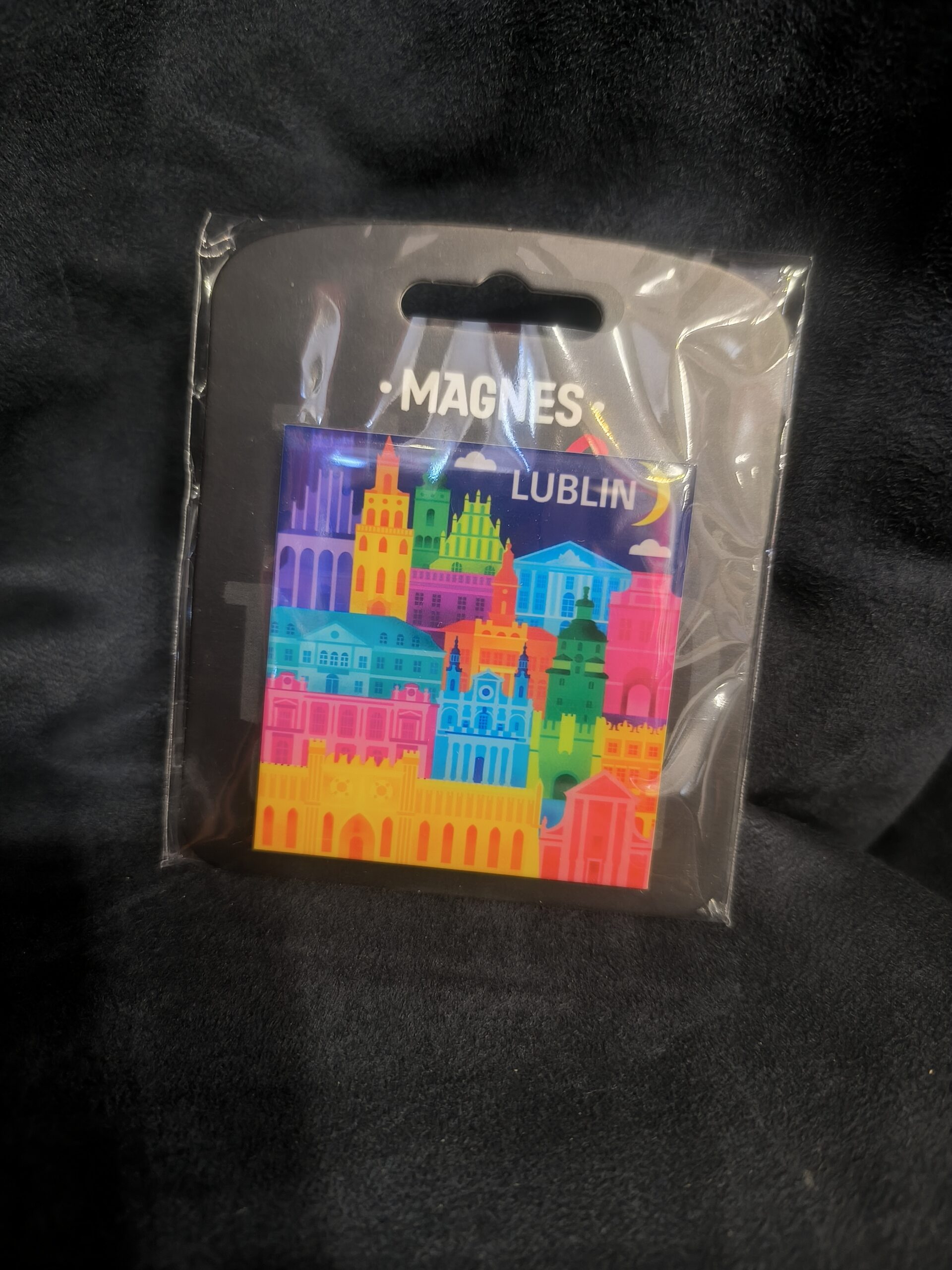 Magnes Pandragon kolorowe budynki nocą